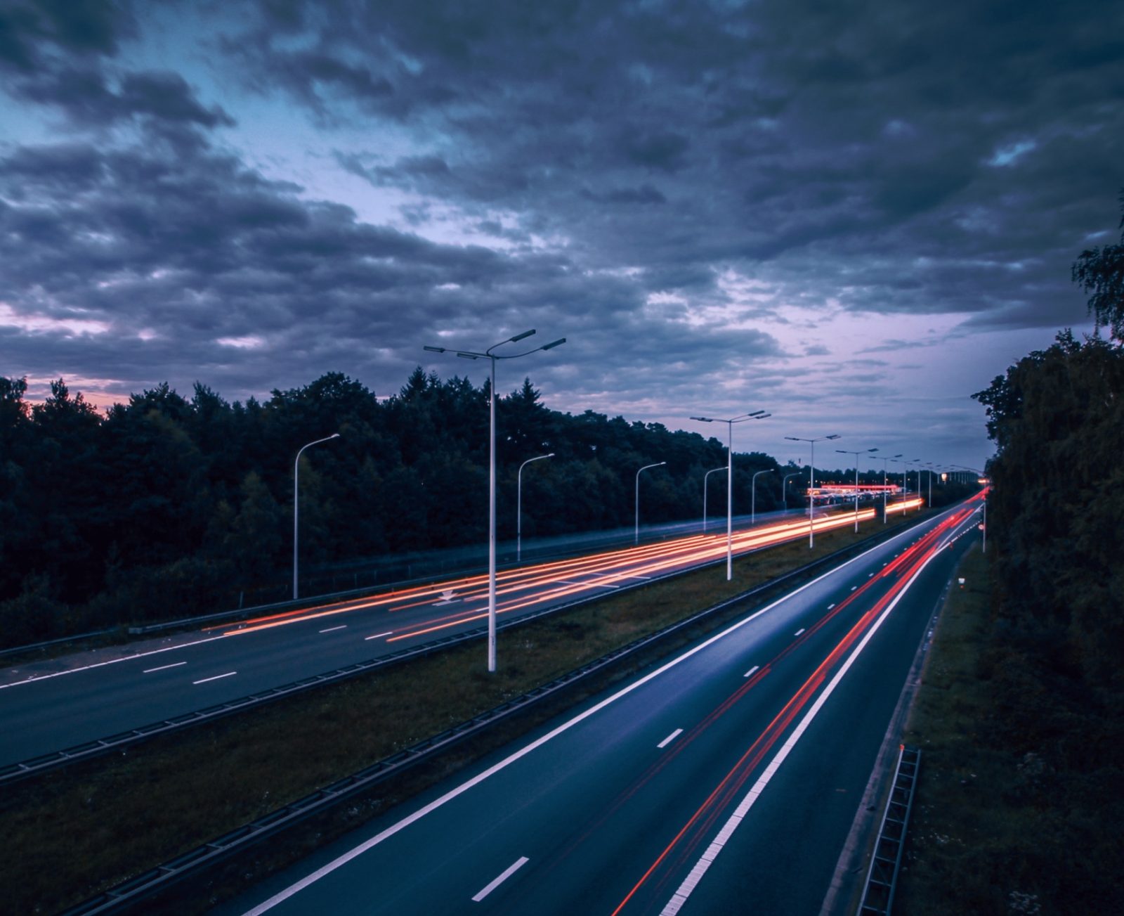 Motorväg med ljus över vägen